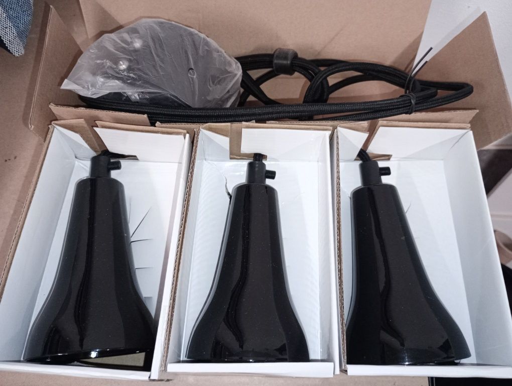 Lampa sufitowa, 3 źródła światła, długość 1,3 m.