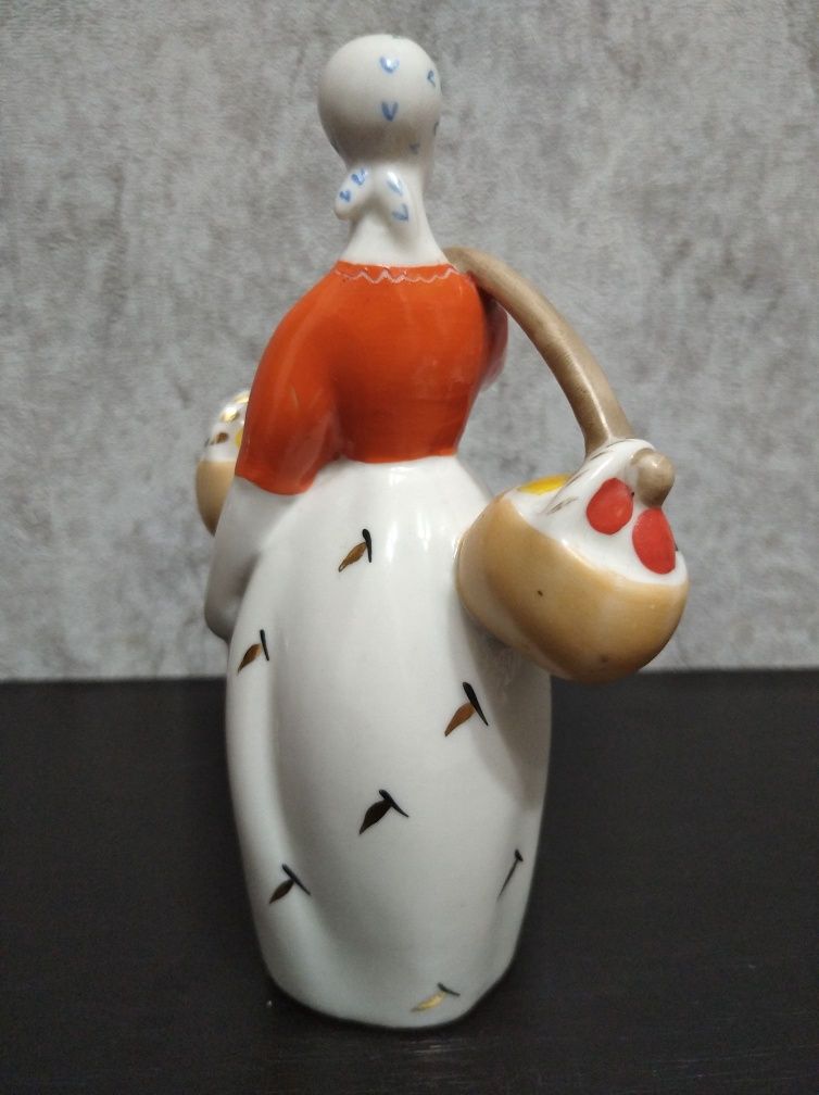 Фарфоровая статуэтка Девушка с грибами, ПЗХК.