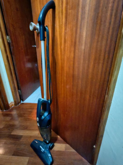 Aspirador vertical com fio