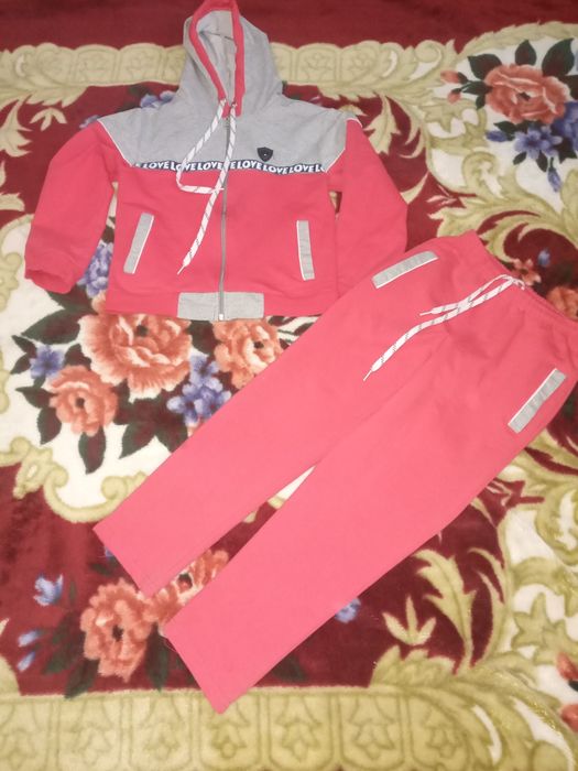 Спортивний костюм на дівчинку