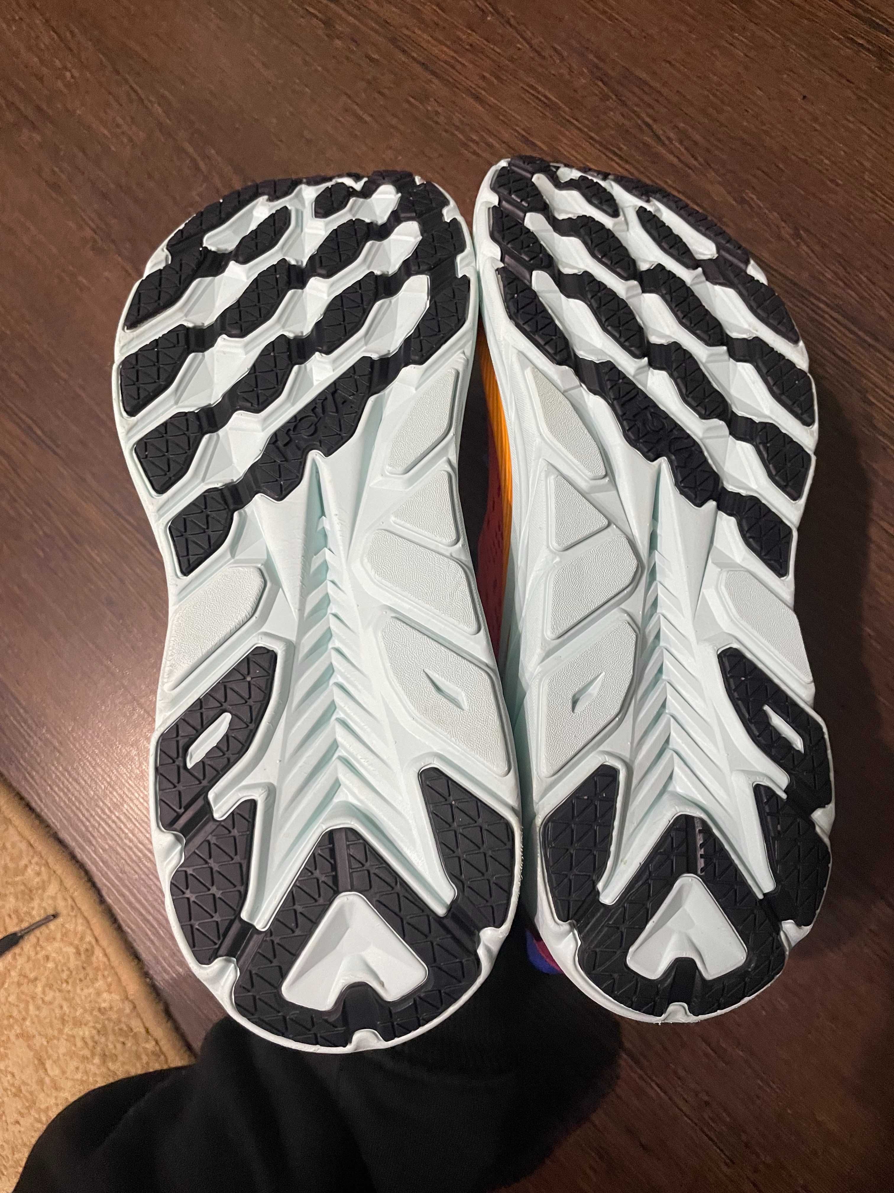 Кросівки Hoka Clifton 8.       44 р     28см