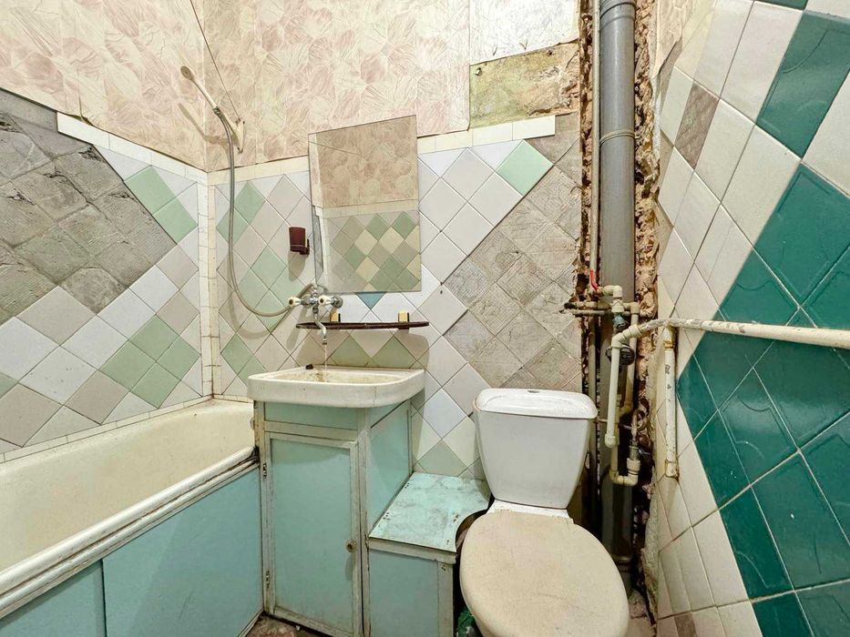 Продаю 2к квартиру на Адміральській, закритий двір,  біля гімназії. ц1
