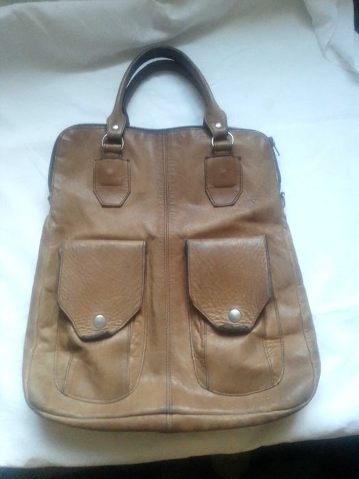 Conjunto de 5 malas de mão, em pele, usadas.