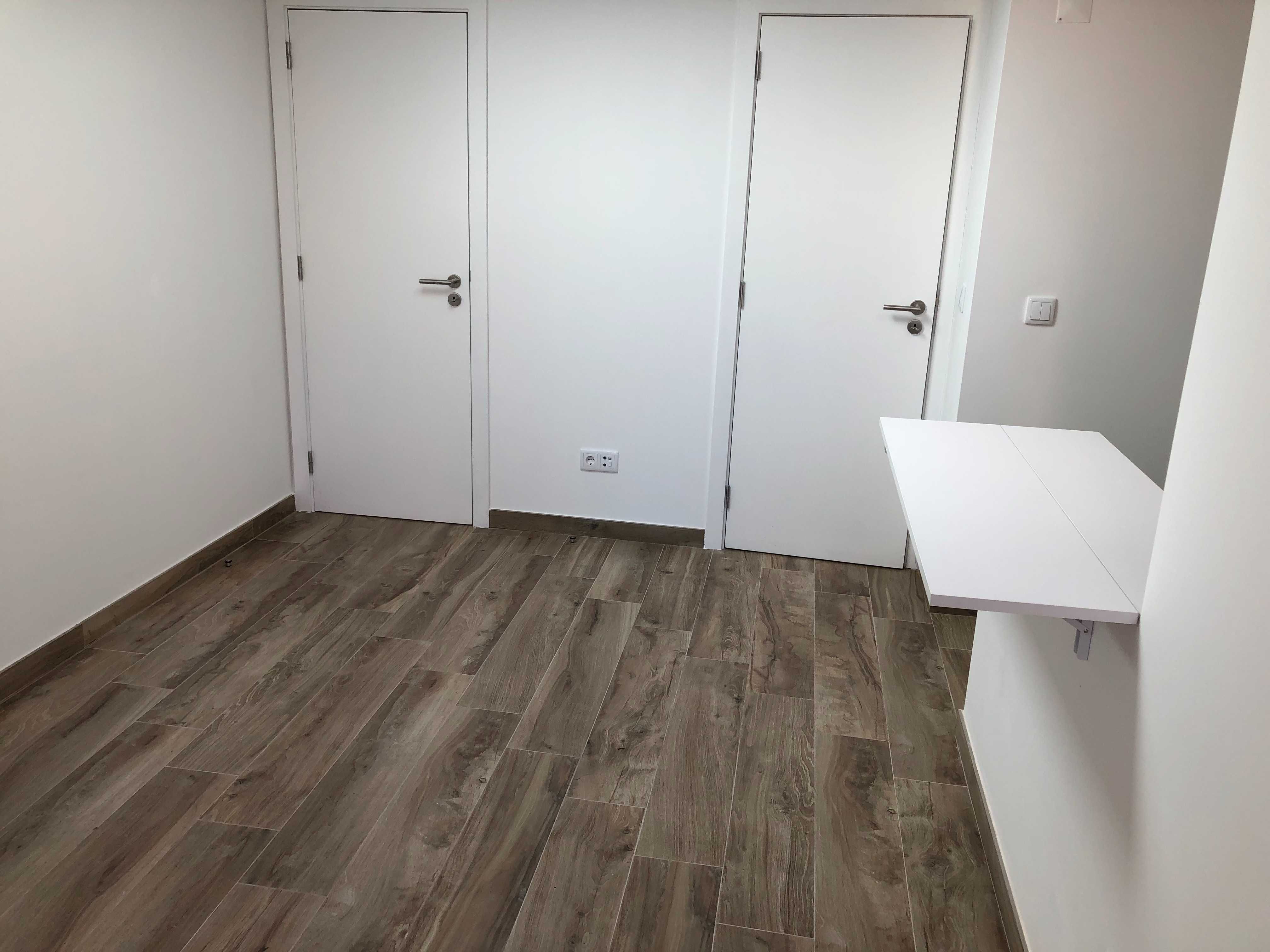T2 na Graça, remodelado e cozinha semi-equipada. Terraço c vista ampla