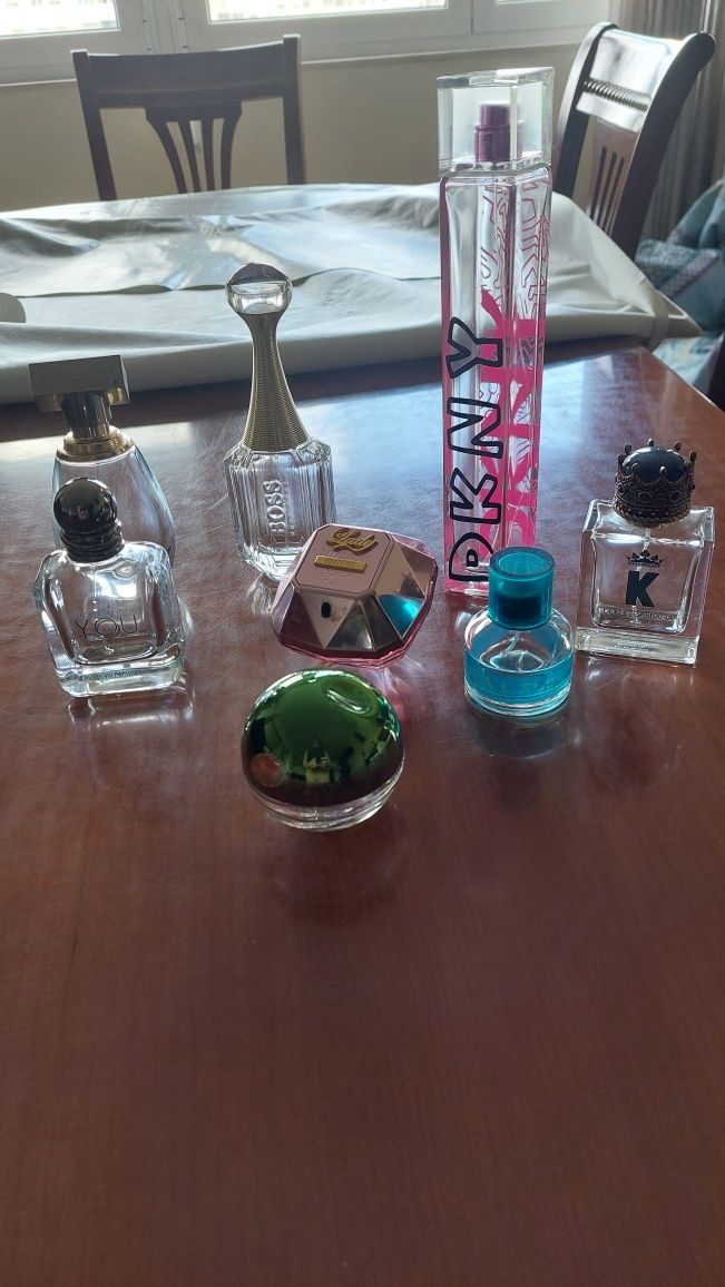 Varios frascos de perfume vazios