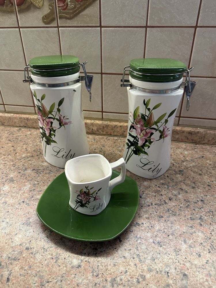 Dwa pojemniki i filiżanka