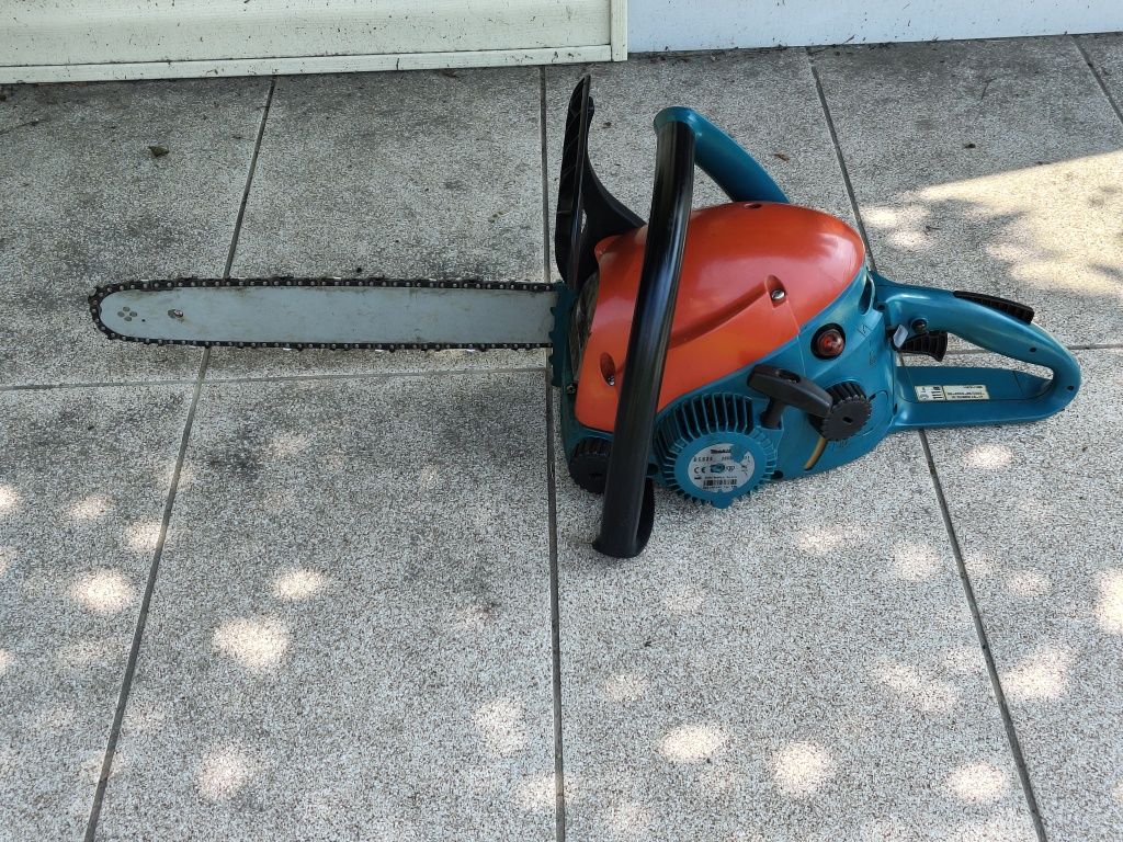 Продам бензопилу Makita DCS34