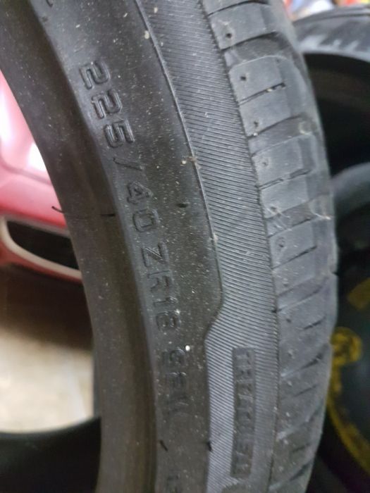 Vendo pneus semi novos muito rasto ainda 225/40/18 e 205 55 r16