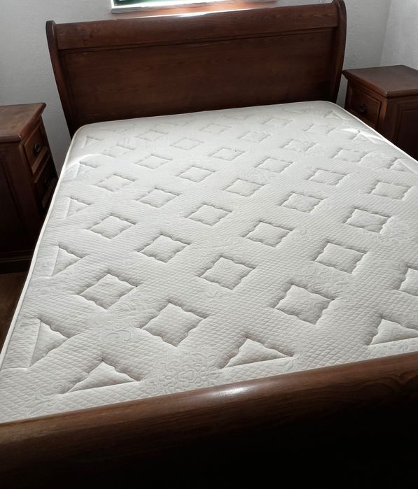 Cama de casal em madeira de castanho