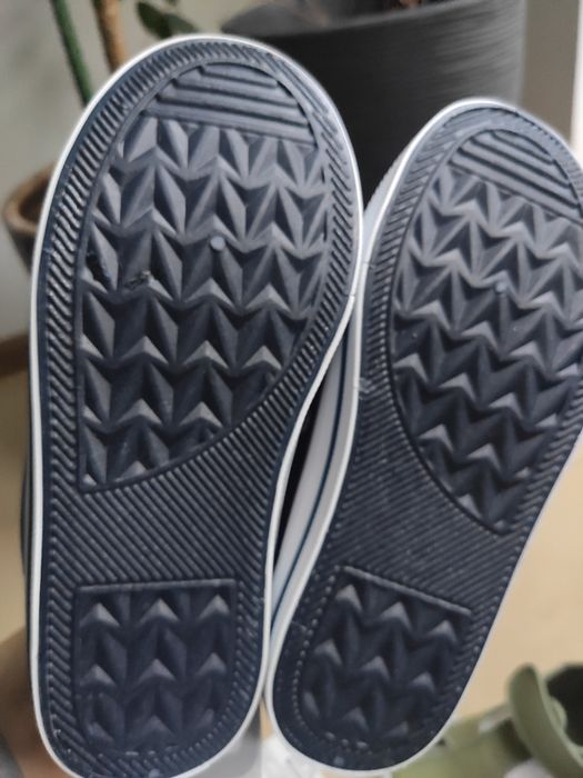 Zestaw nowych markowych butów 29