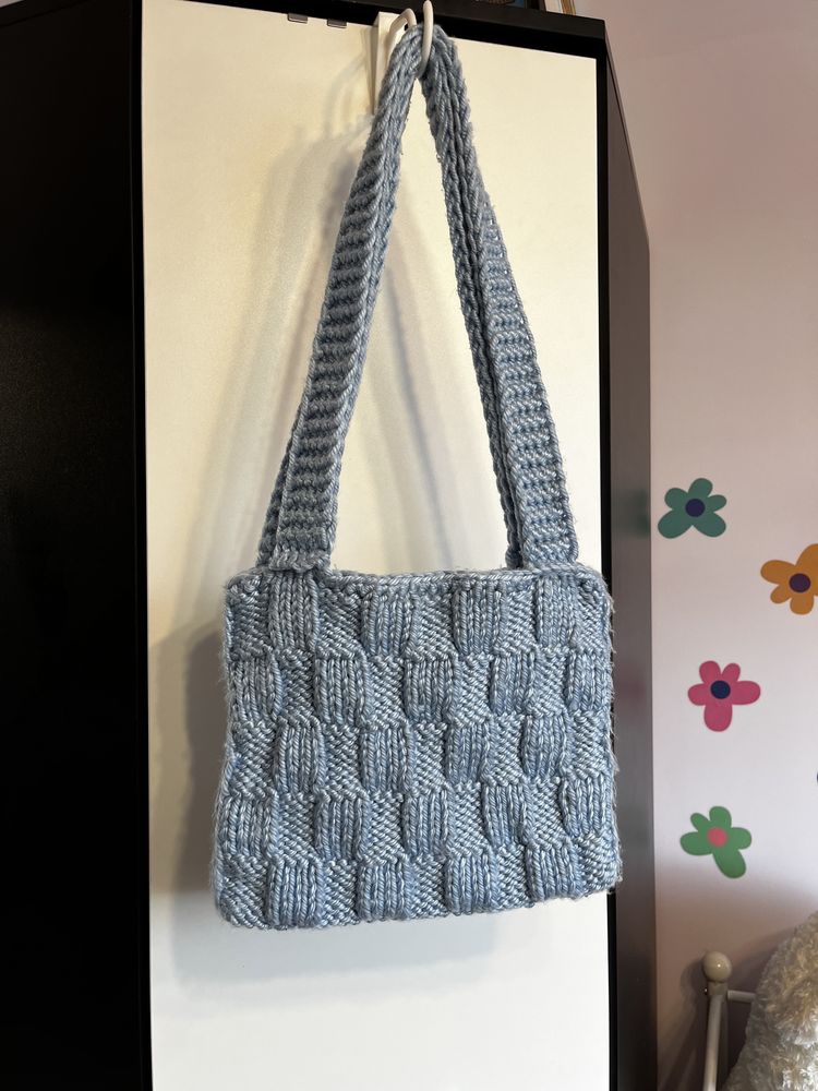 torebka handlarze szyta robiona na szydełku pleciona niebieska