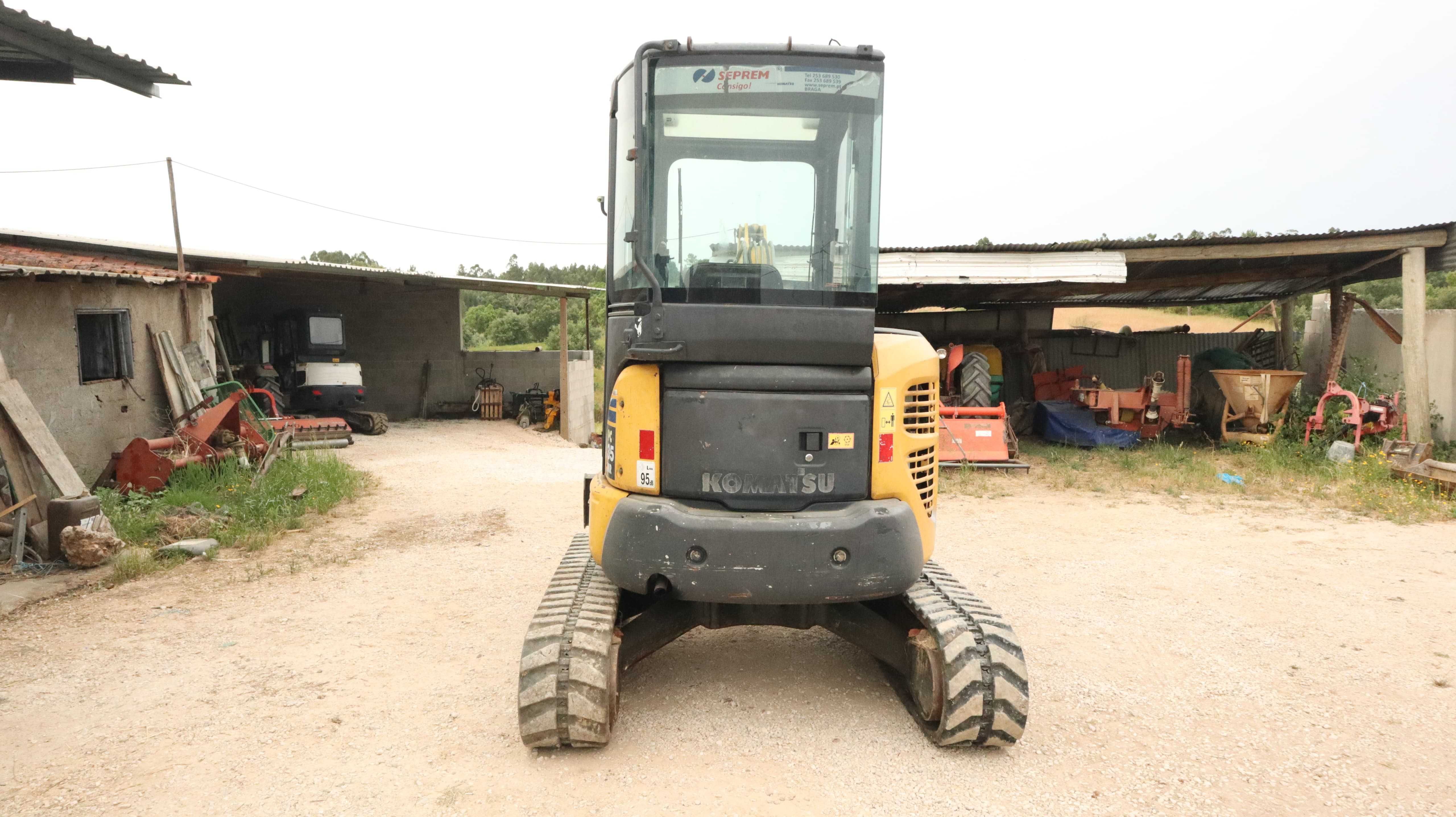 Komatsu PC35 MR muito bom estado.