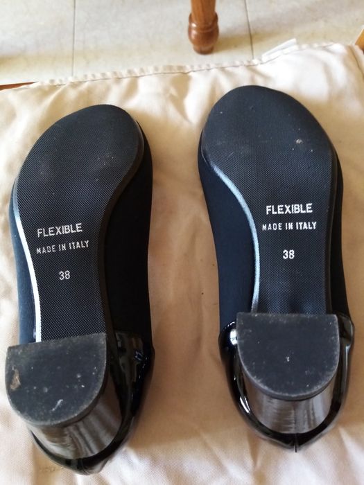 Sapatos novos pretos s/bico marca Fiorella