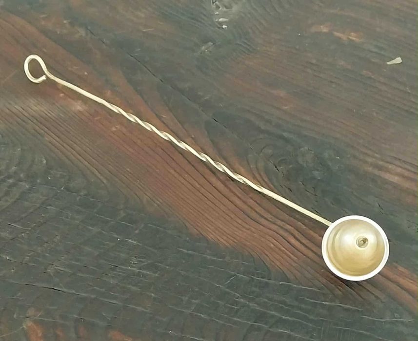 Antigo Apagador de Velas em Latão. "RESTAURADO"