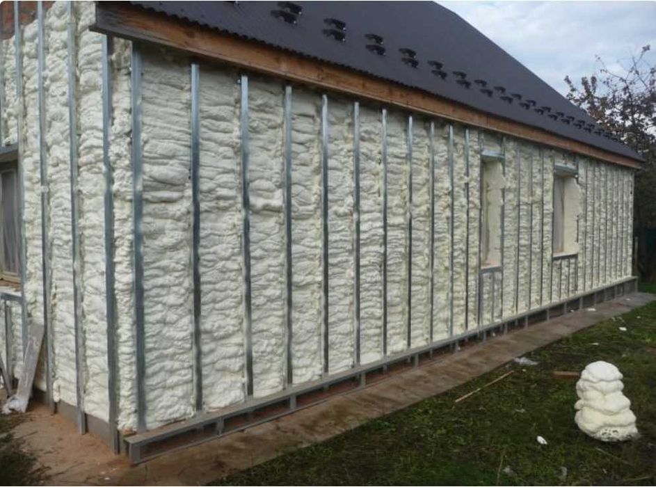 Утеплення піною горища, мансарди ППУ, гідроізоляція полісечовиною