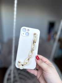 Case IPhone 13 beżowy ze złotym łańcuchem
