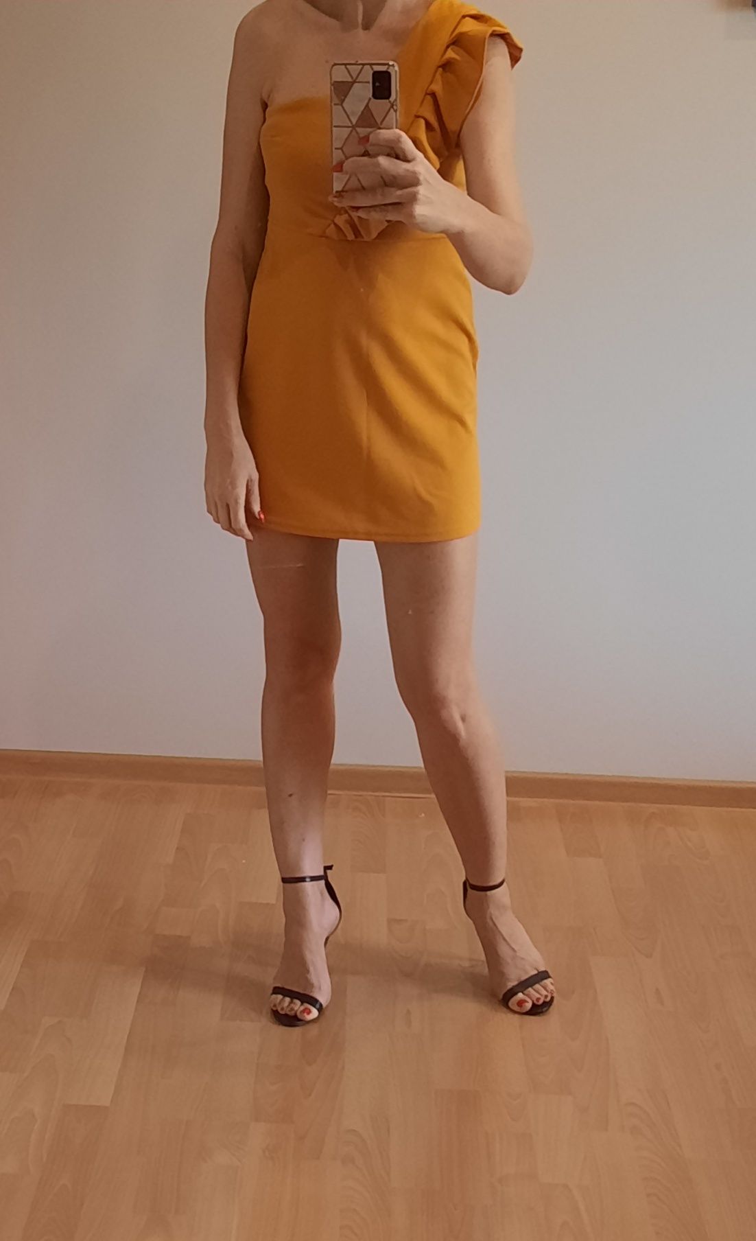 Sukienka  krótka musztardowaXS-S