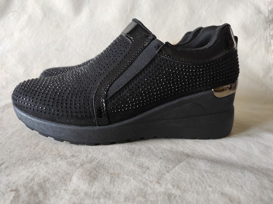 Czarne sneakersy damskie na koturnie z cyrkoniami z suwakiem 37