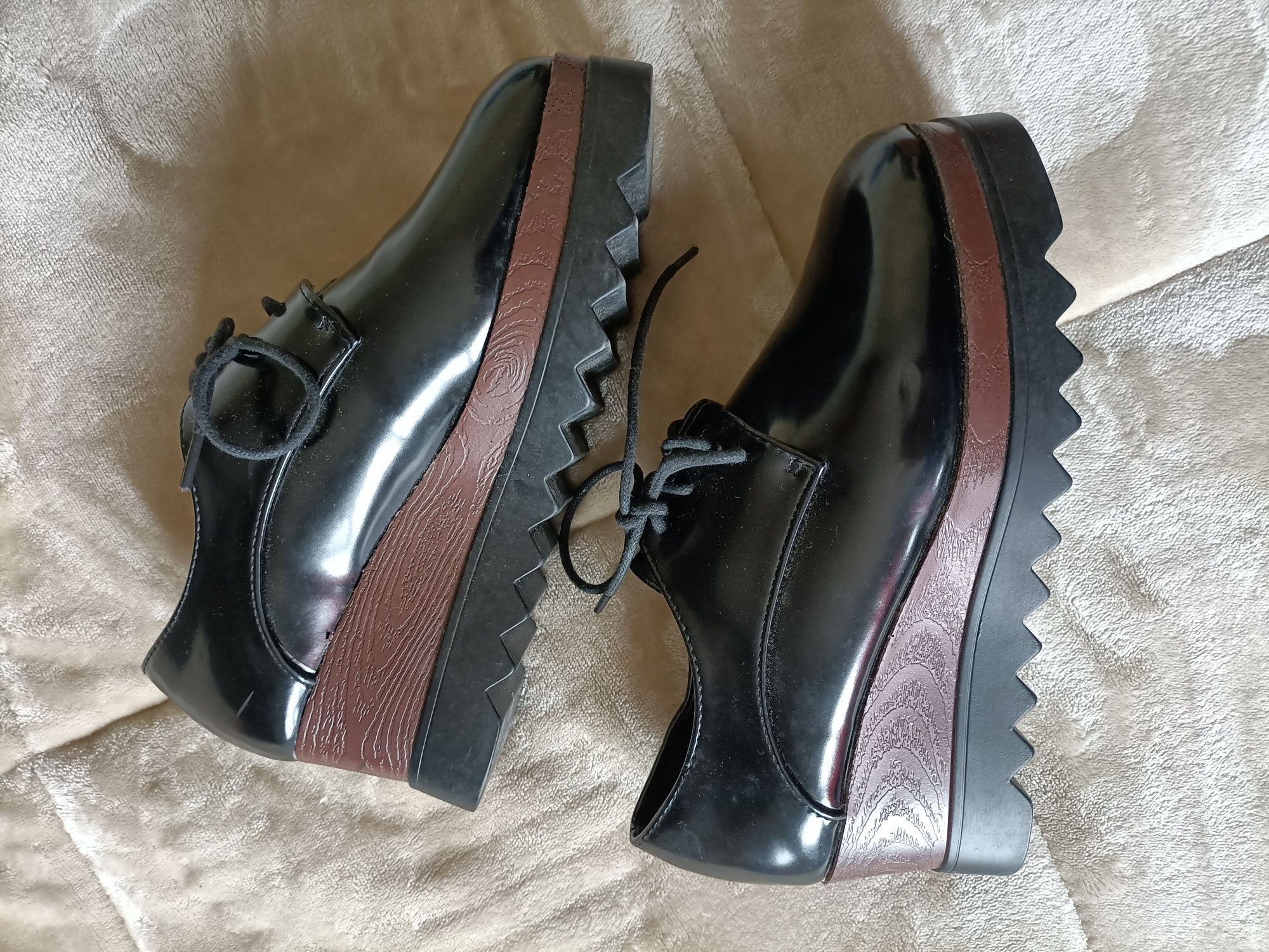 Sapatos pretos altos em verniz n 38