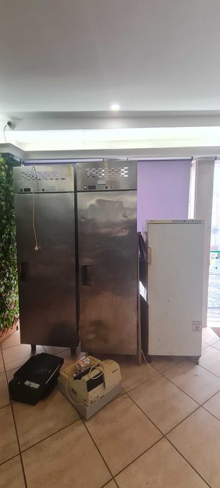 Vendo 3 geladeiras antigas que ainda funcionam bem