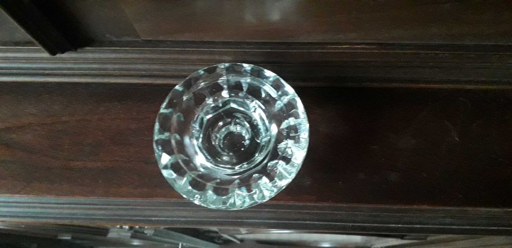 Dois Porta-velas baixos, em vidro trabalhado