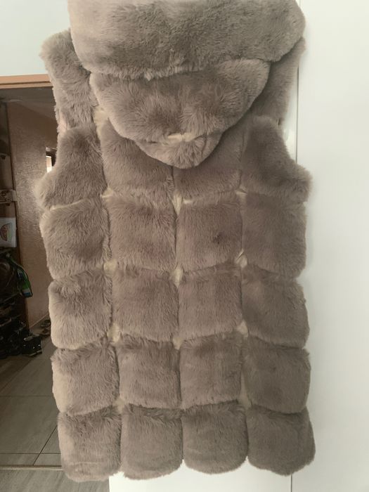 Kamizelka futrzana z kapturem w kolorze taupe