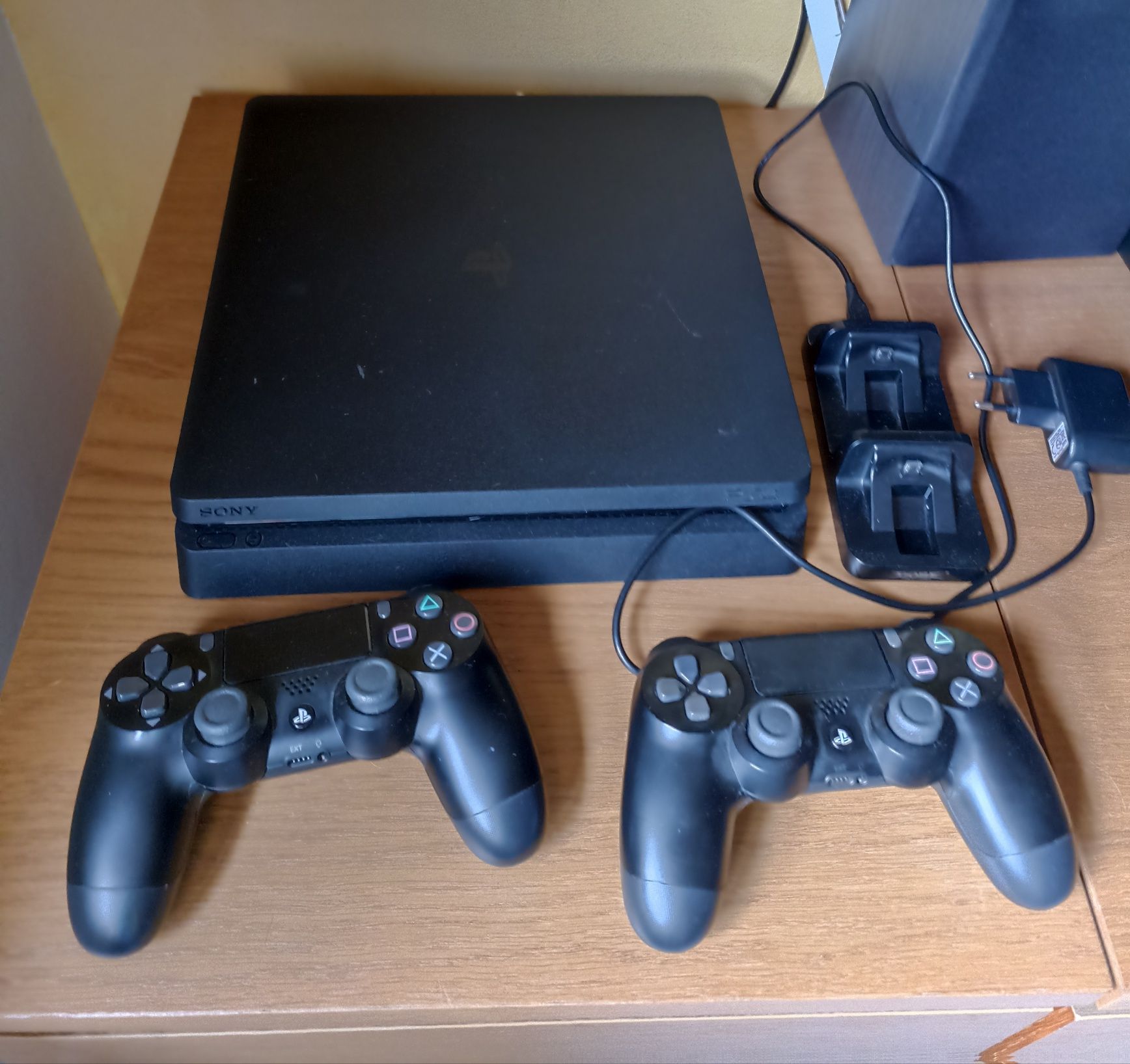 PS4 Slim 1TB c/ caixa, comandos e carregador