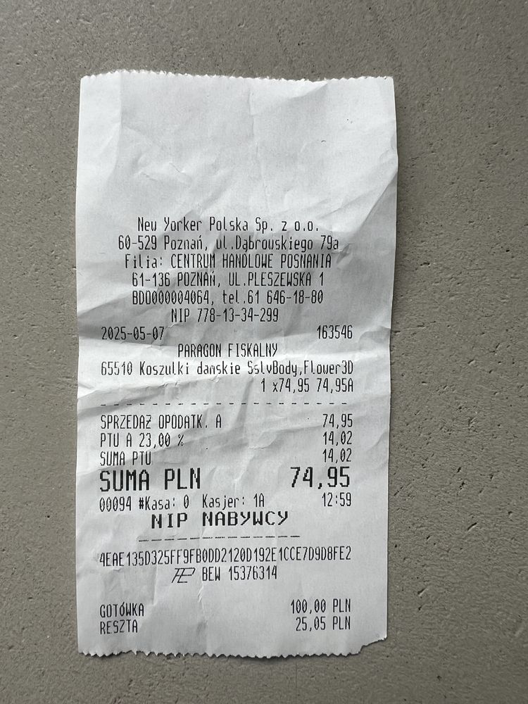 Czarne body z ozdobnym rekawem