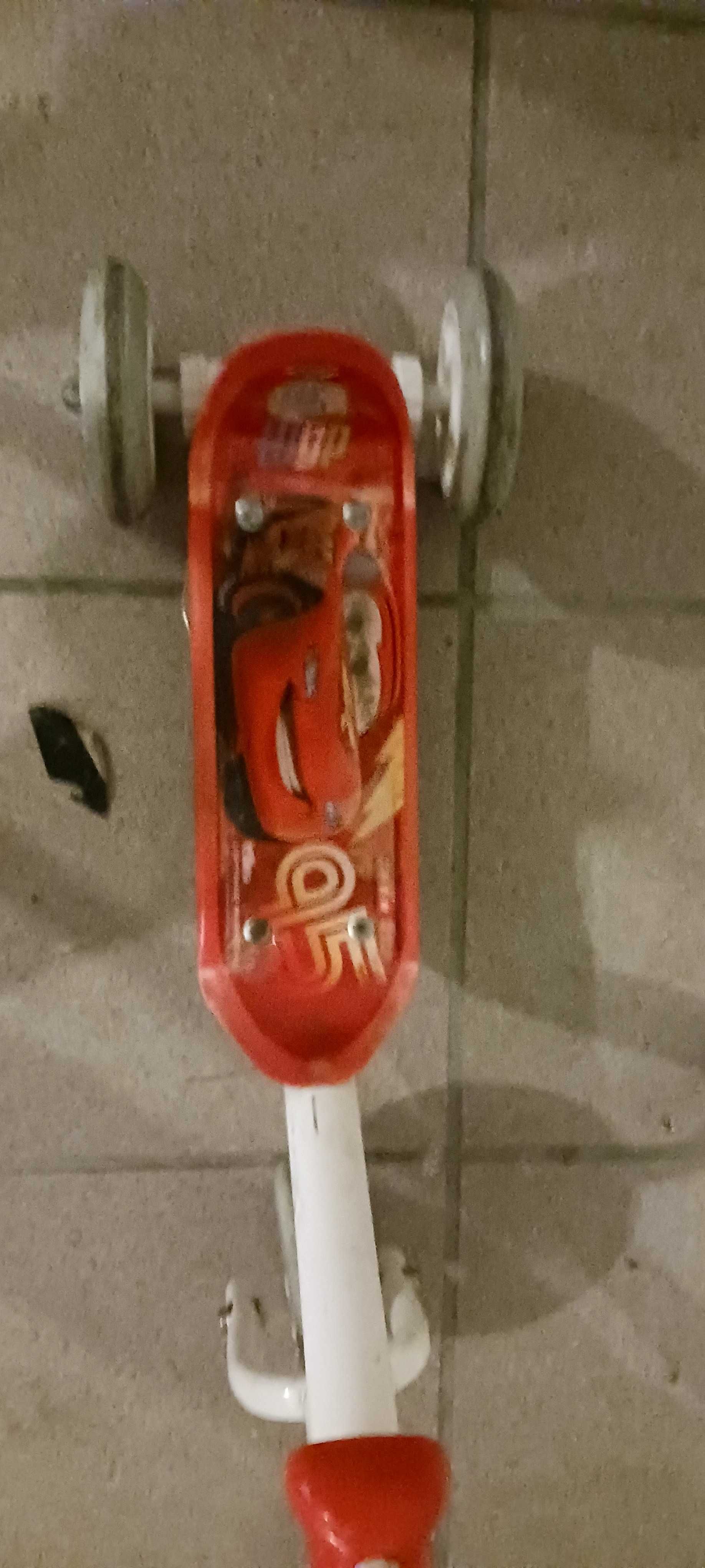 Trotineta vermelho do faísca mcquee95