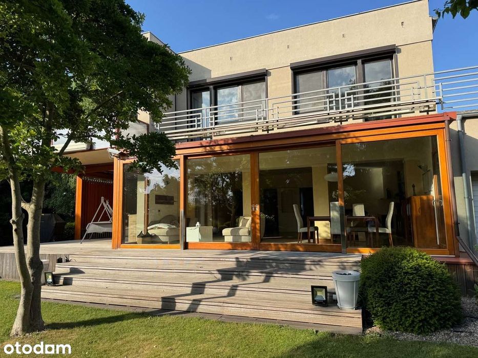 Komfortowy dom na Piątkowie na bardzo dużej działce z pięknym ogrodem.