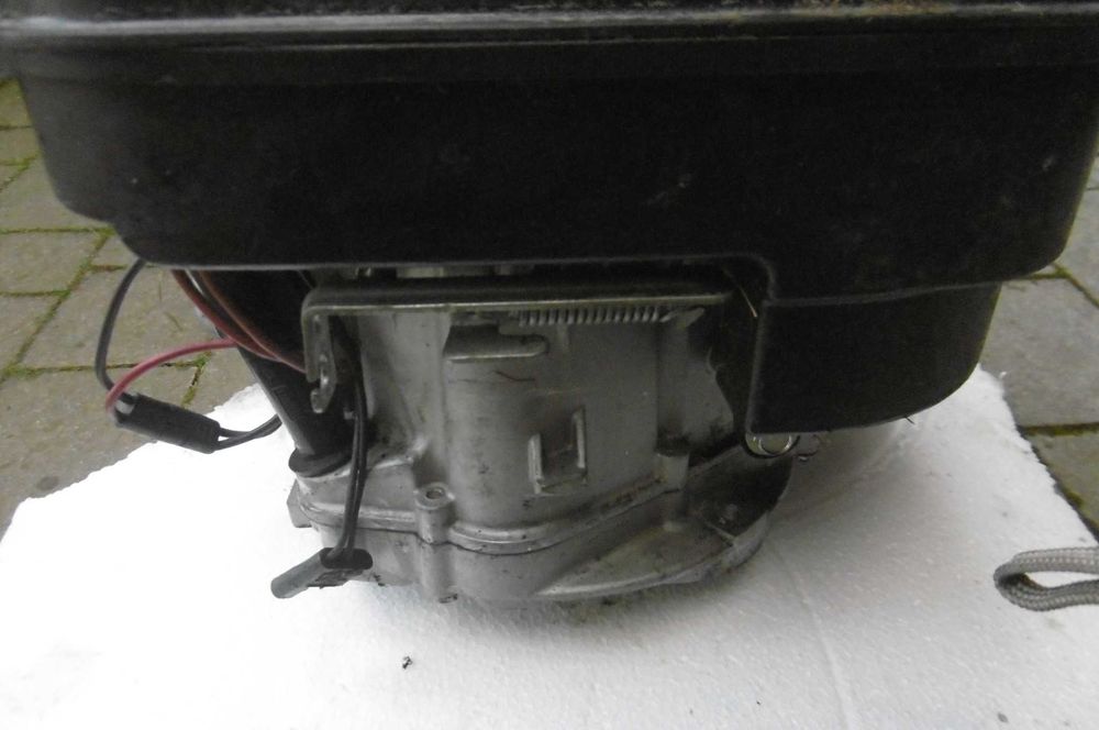 Silnik kosiarki spalinowej B&S/na części/.