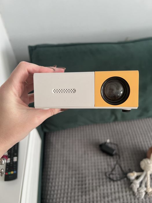 Maly projektor do ogladania przenośny telewizor