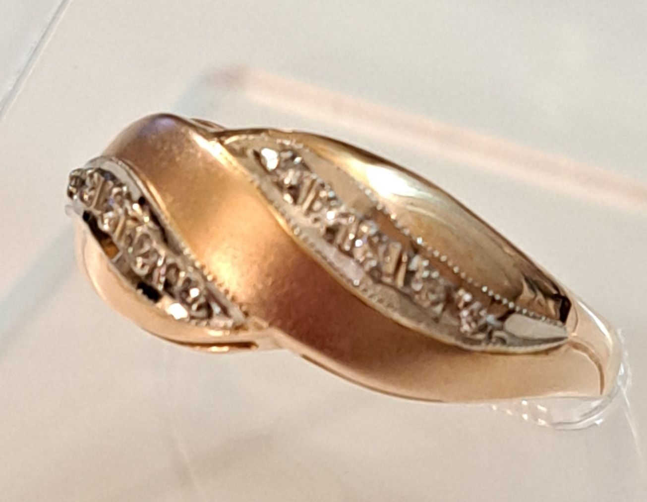 Золотое кольцо с бриллиантами. 3,55 грм