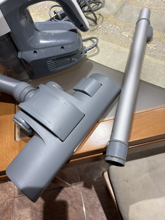 Aspirador vertical com as peças todas e a funcionar bem