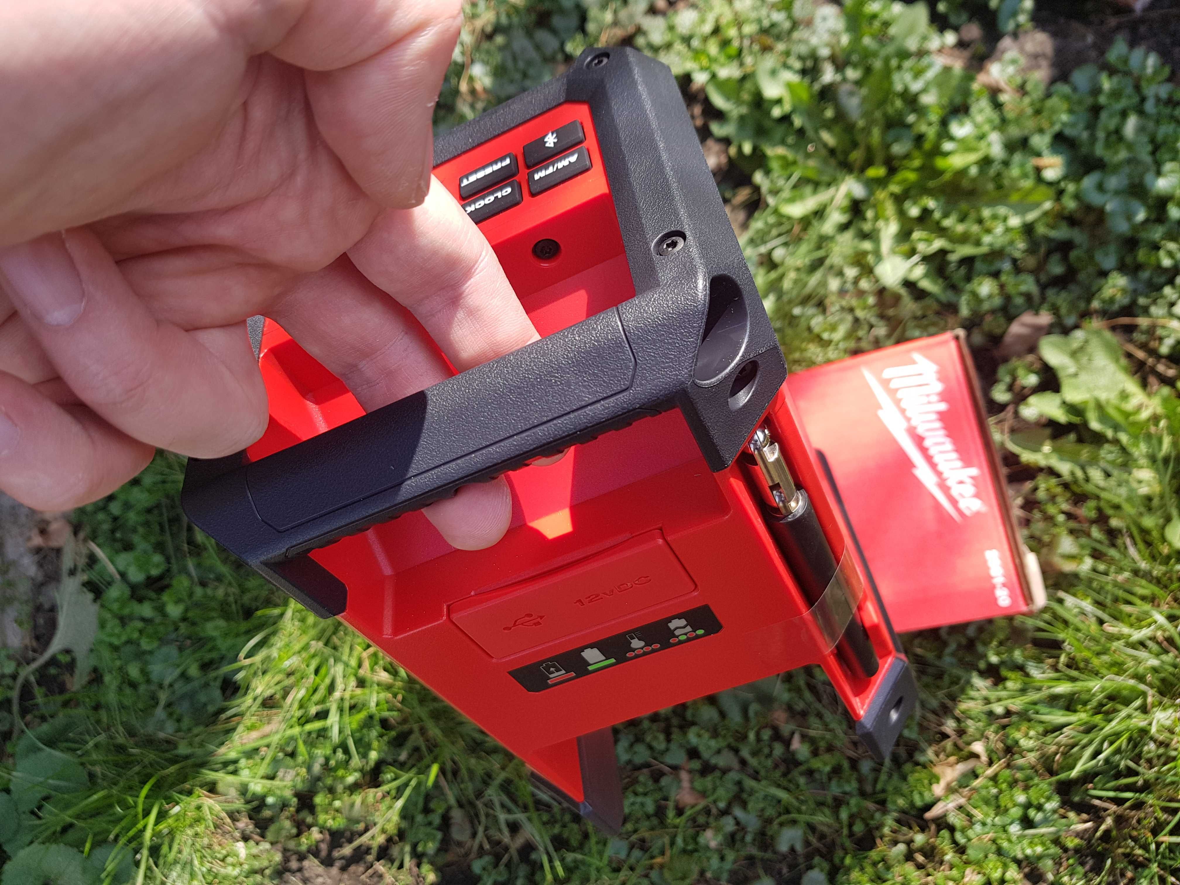 Радио + зарядка Milwaukee M12 2951-20 Bluetooth колонка с USB