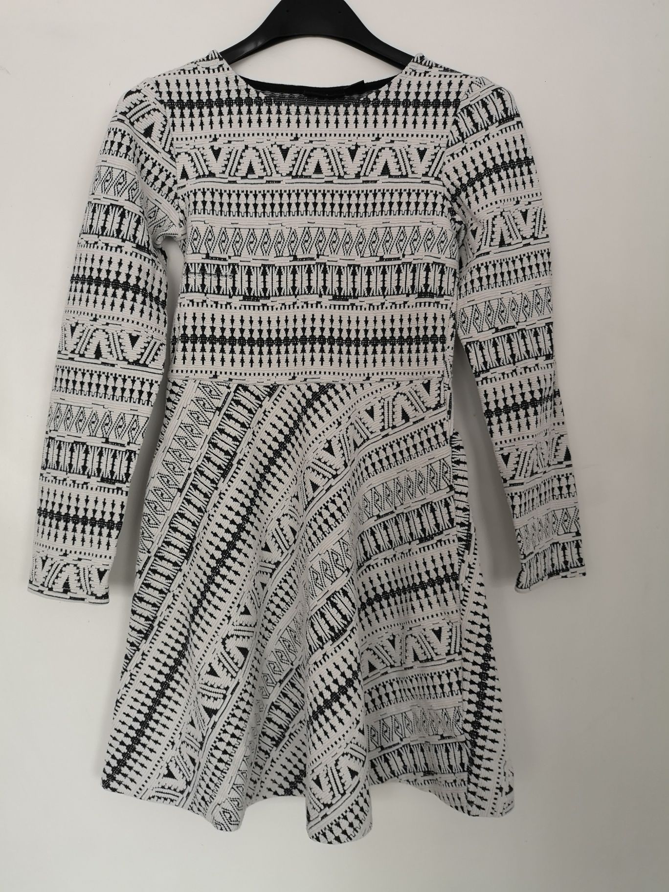Sukienka dzianinowa ROZKLOSZOWANA biała czarna h 134 140 zara aztec