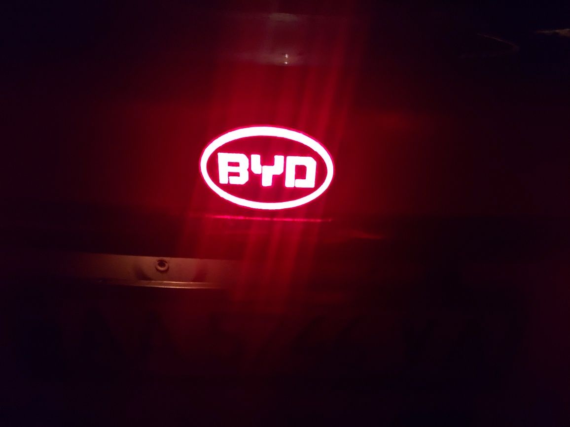 Продається BYD E5 електрокар з великим кліренсом для седану
Компанія B