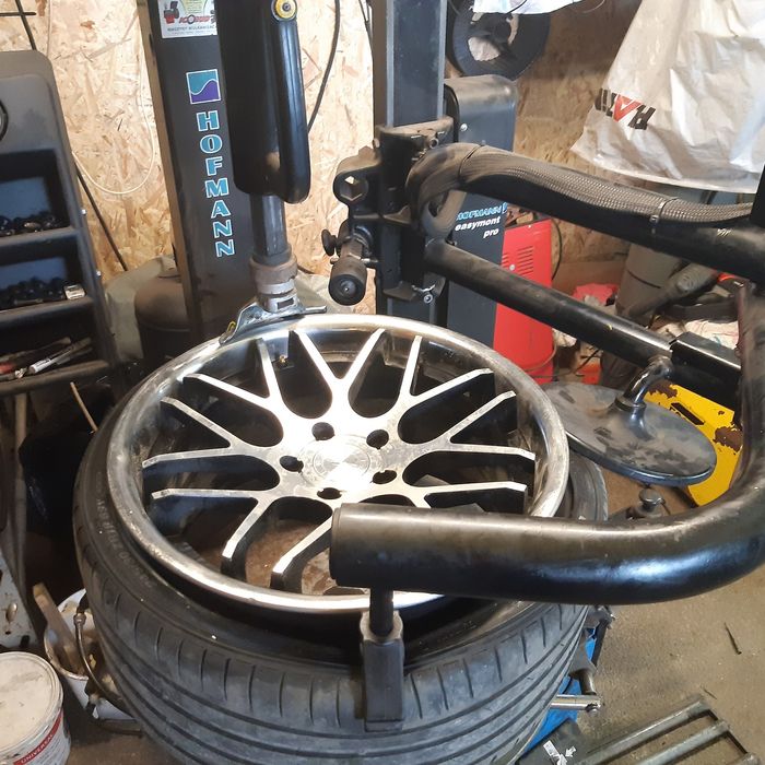 Wulkanizacja;wymiana,wyważanie kół,naprawy opon po przebiciu.Białki