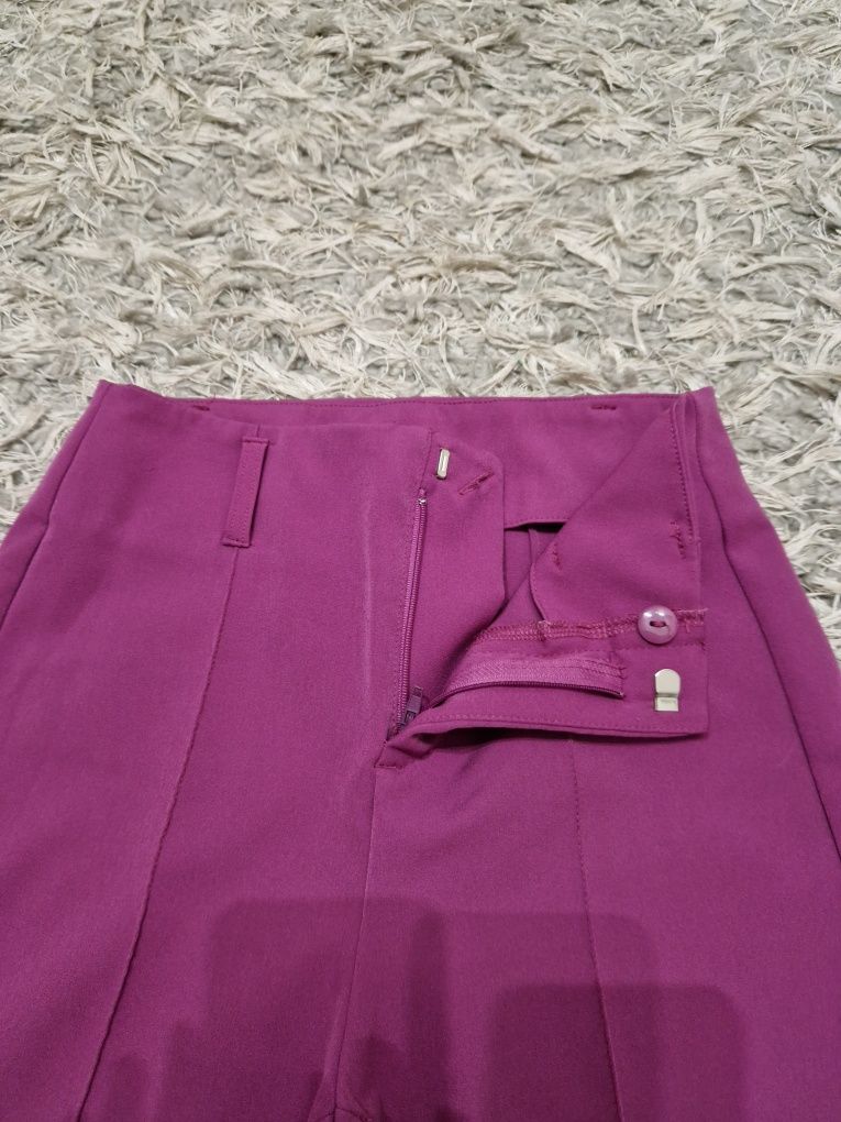 Fioletowe spodnie materiałowe dzwony dopasowane flared bootcut Bershka