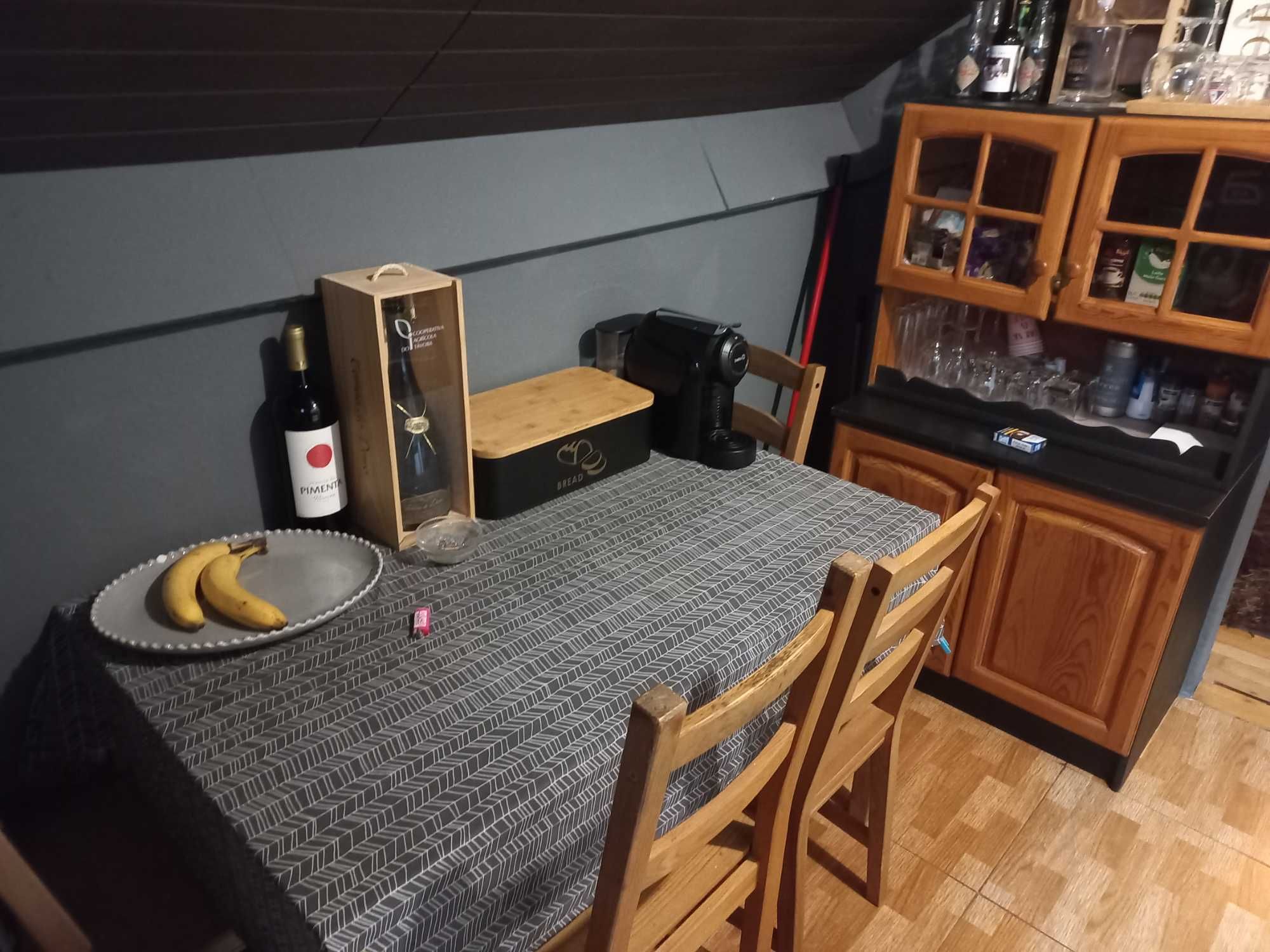 Mesa com bastante uso e 4 cadeiras