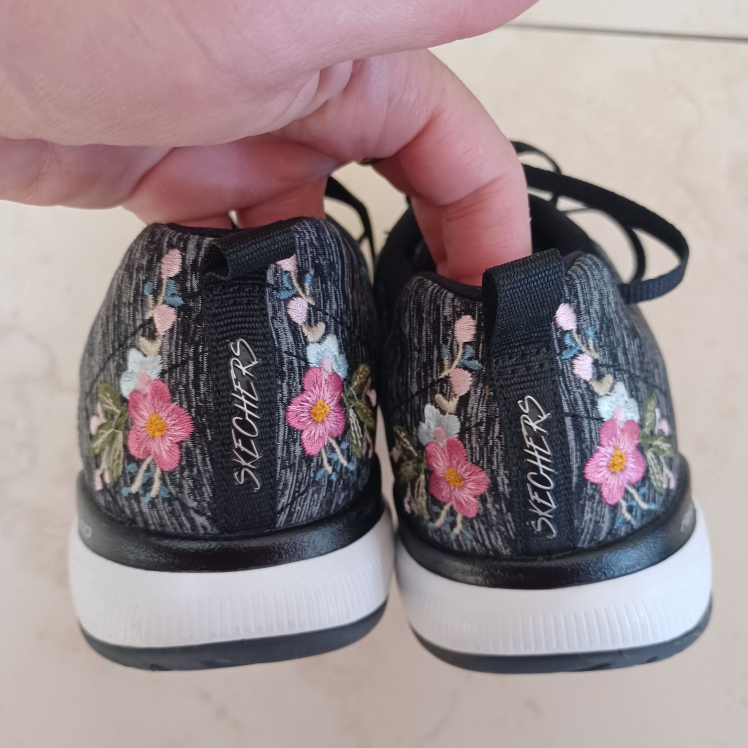 PIĘKNE buty firmy Skechers memory foam air cooled jak nowe 39/26 cm