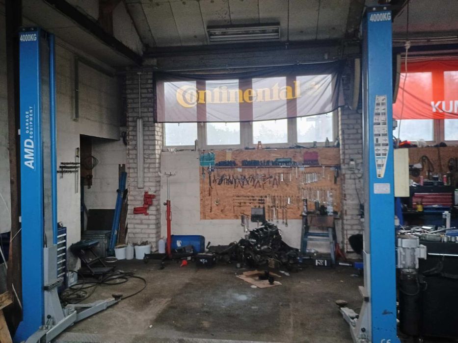 Podnośnik samochodowy dwukolumnowy AMD GARAGE EQUIPMENT