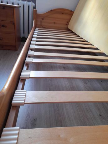 oddam łóżko pojedyncze drewniane z materacem