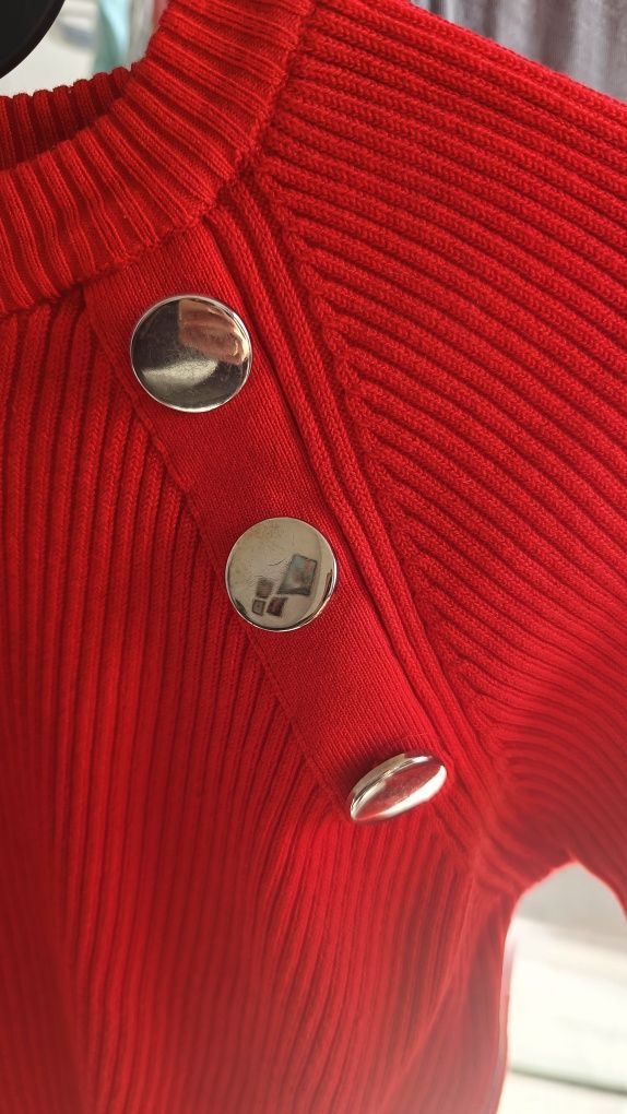 Czerwona bluzka z guziczkami złotymi