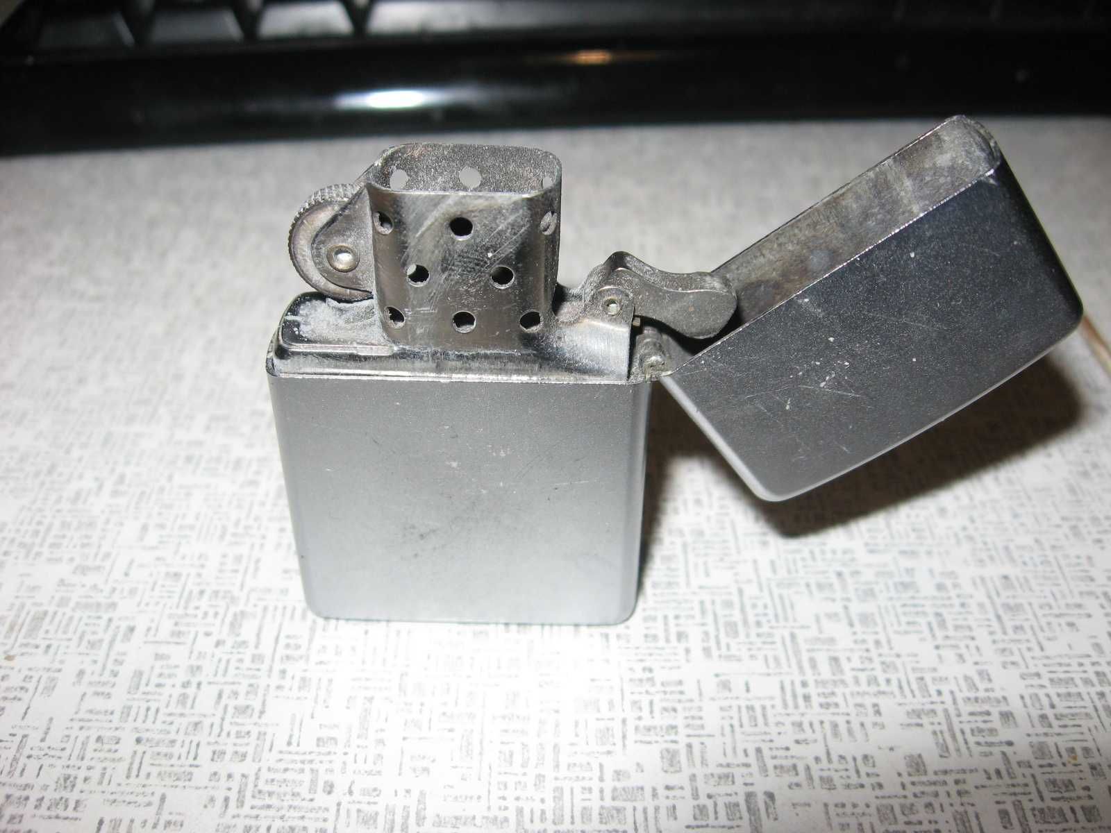 Зажигалка Zippo.