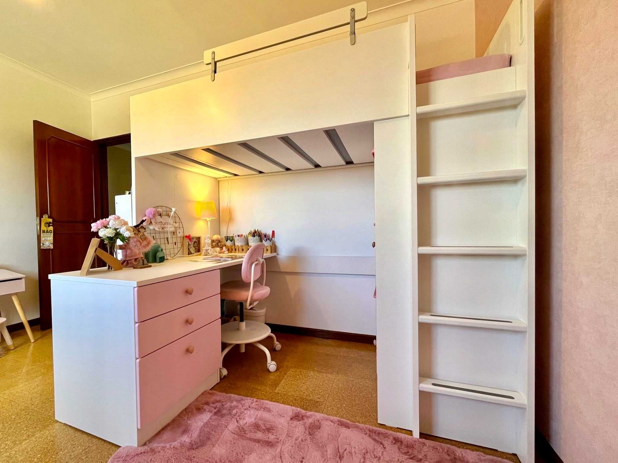 Quarto/ Estúdio c/ Cama Alta, Secretária e Roupeiro SMASTAD, como Nova