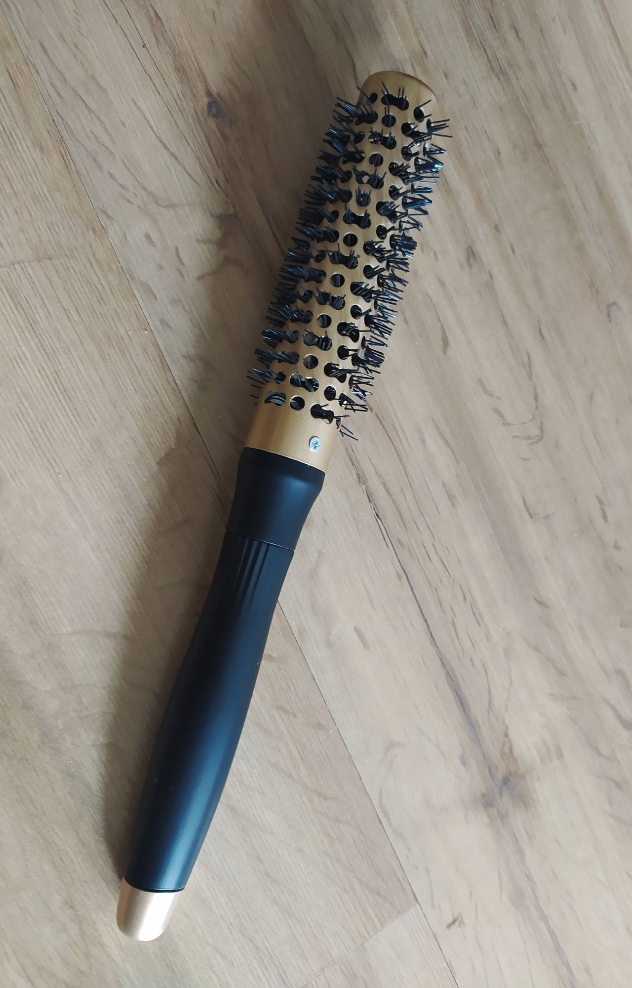 Mała okrągła szczotka do włosów Avon