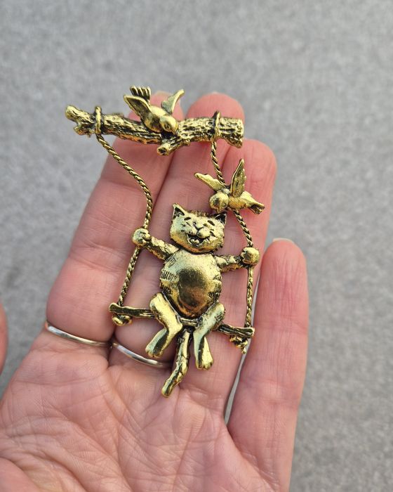 Broszka kotek na huśtawce