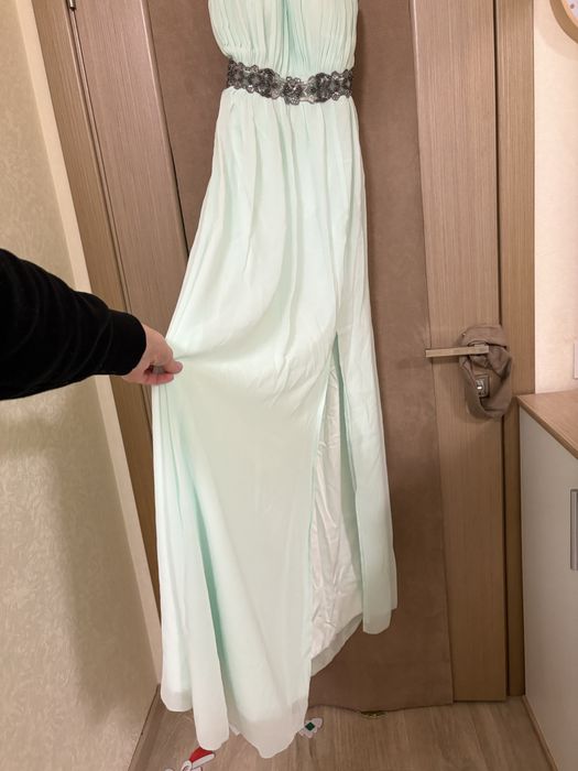 Мятна сукня з вишивкою