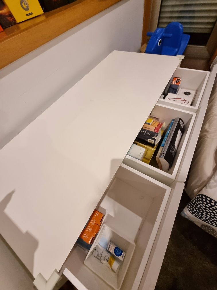 Mobília quarto com secretária e armário gavetas